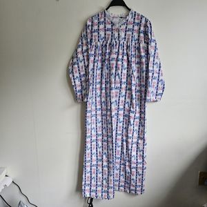 Vintage Made in USA Catnap Flannel Sleep Dress. Cotton. Two buttons closure....